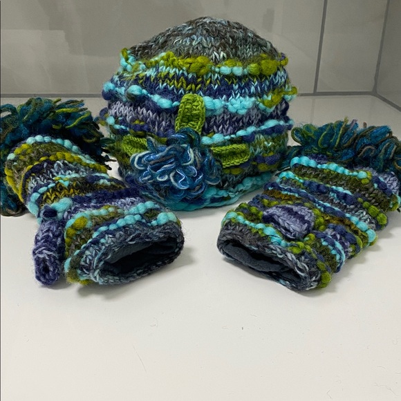 100% wool hat and mitts - Picture 1 of 9